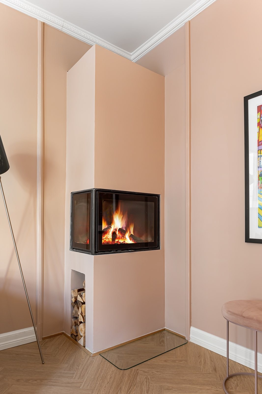 Plassbygget elementpeis med glassdør i stuen Galleribilde