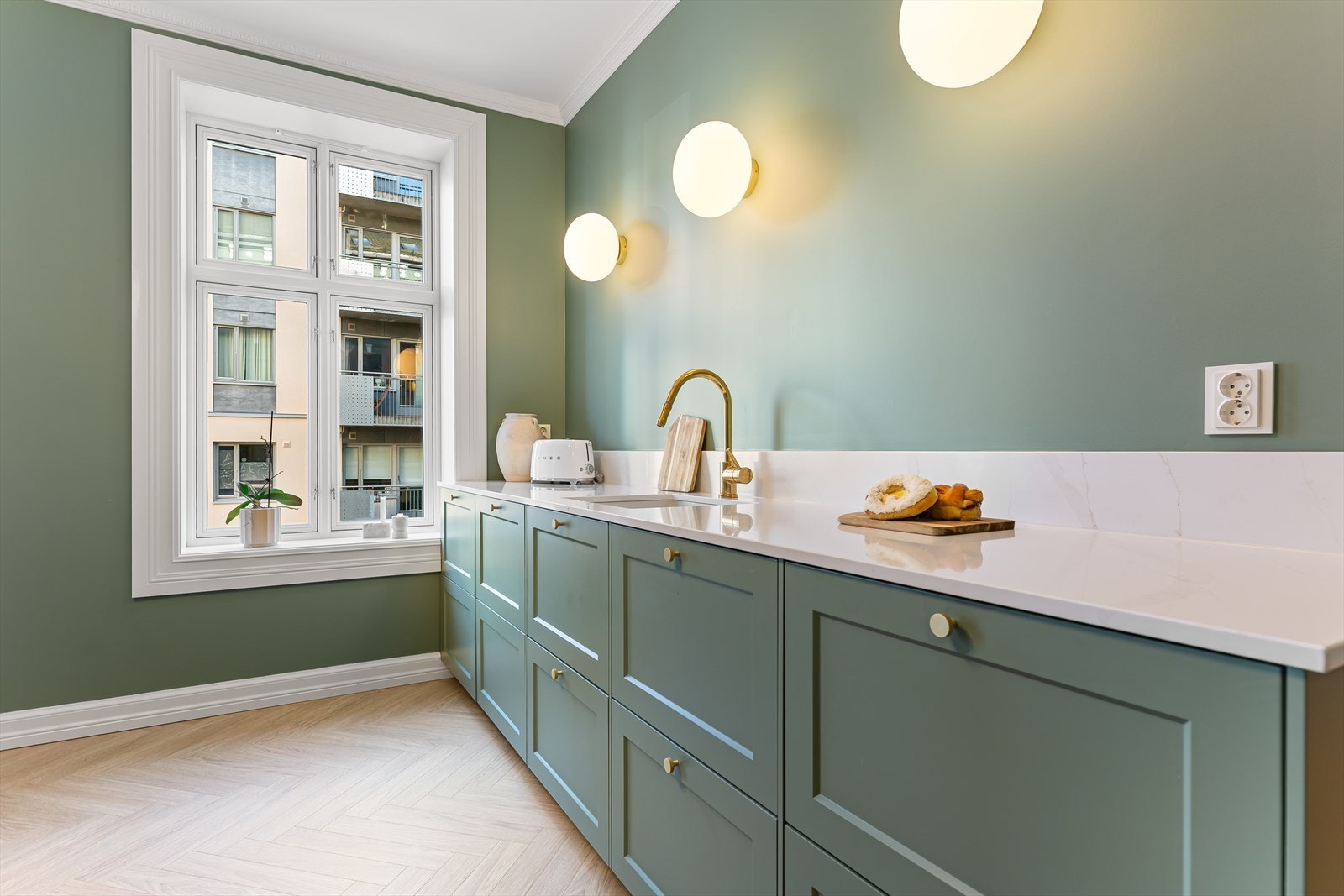 Detaljene er gjennomførte med komposittplaten som går opp mot vegg og gulldetaljer på knotter og armatur Galleribilde