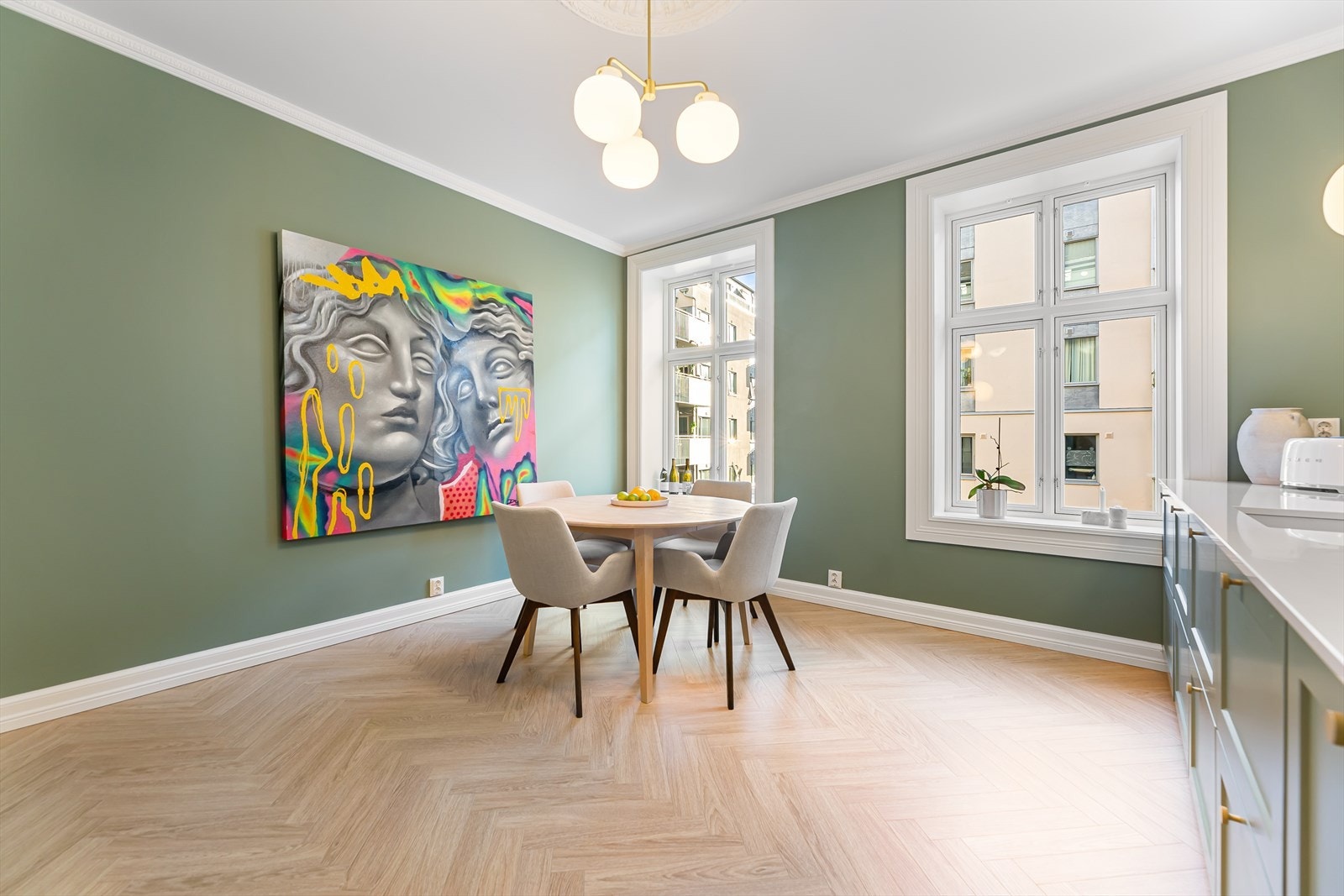 Kjøkkenet har fiskebensgulv og delikat innredet med kjøkkeninnredning i samme farge som veggoverflatene Galleribilde