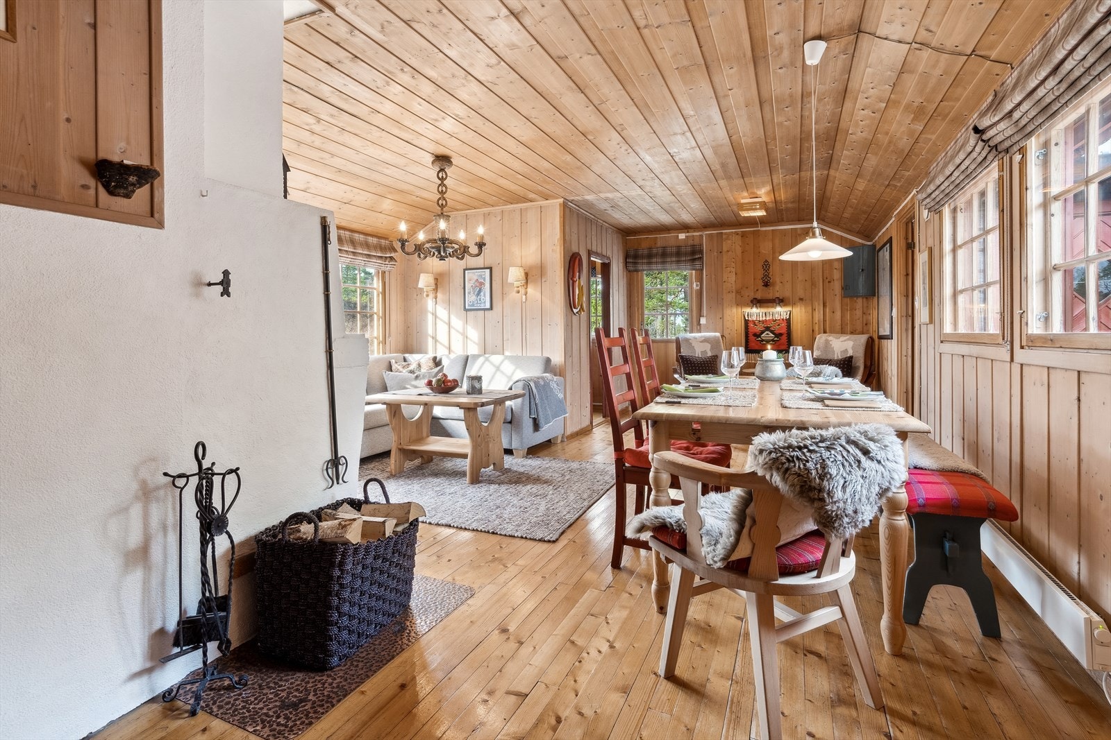 Stor og deilig peis i stua på de kalde dagene på fjellet Galleribilde