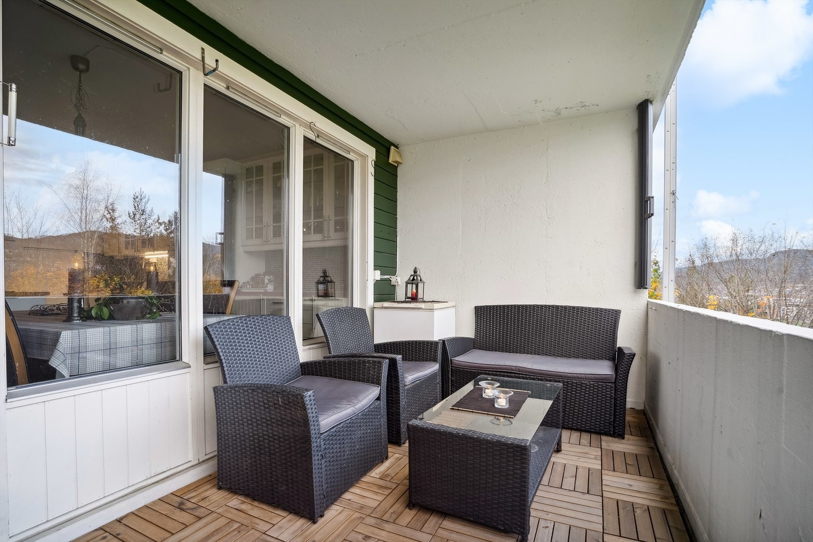 Balkong med god plass til hagemøblement. Galleribilde