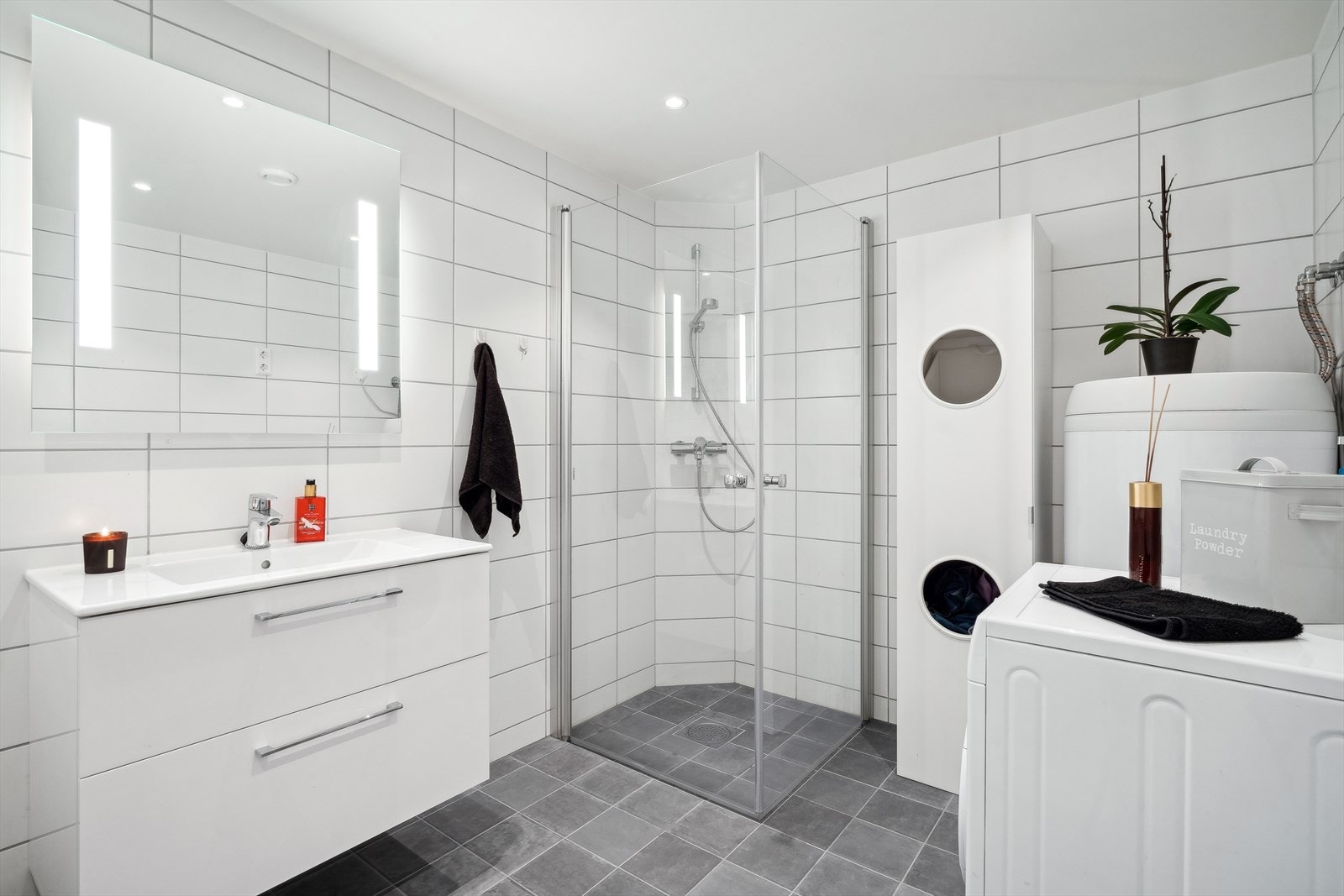 Nytt lekkert bad med flislagt gulv og varmekabler. Badet er nytt i 2024 og er pusset opp i regi av borettsalget. Galleribilde