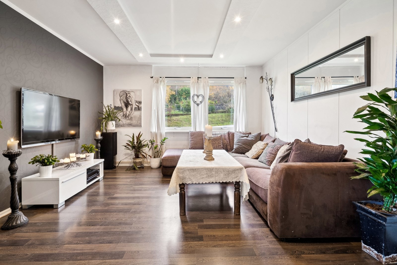 Pen stue med plass til sofa og tilhørende møblement. Stuen har rikelig med naturlig lysinnslipp fra store vindusflater i tillegg til dimmbar downlights. Galleribilde