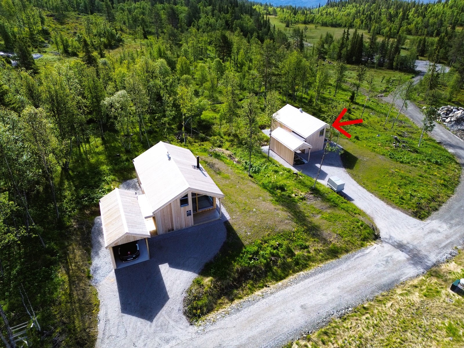 Hytte merket med pil er den som er for salg Galleribilde