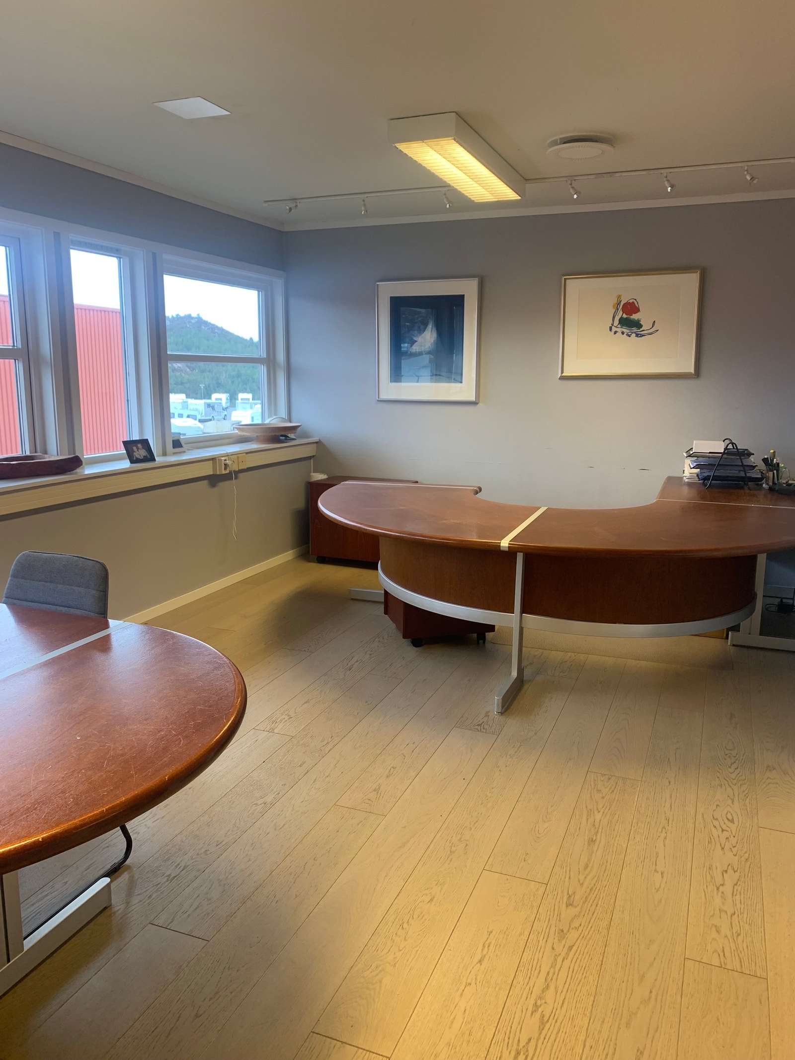 Kontor med plass til sittegruppe Galleribilde