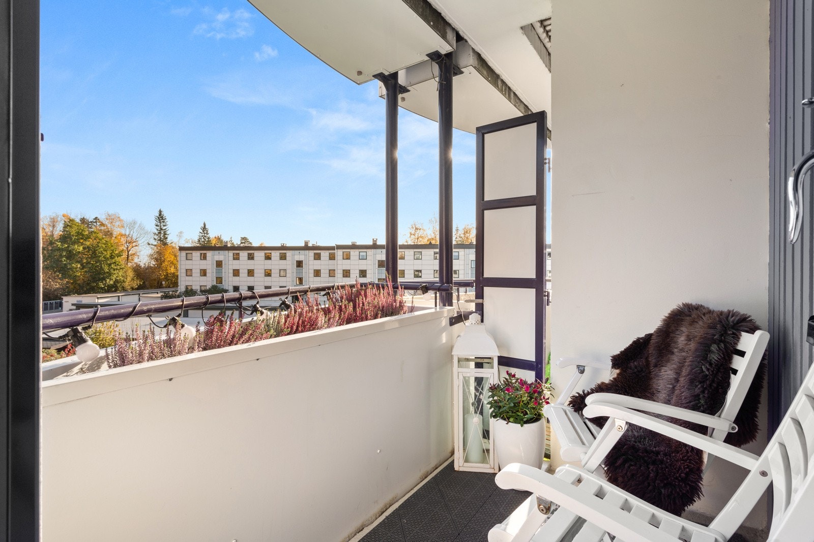 Fra stuen er det direkte adkomst til overbygget balkong ca. 3 kvm. Galleribilde