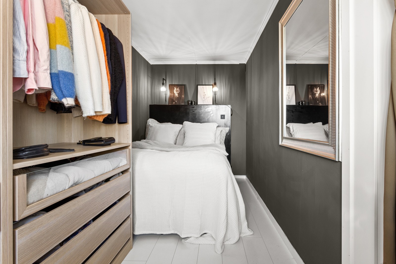 Innbydende soverom med plass til dobbeltseng. Galleribilde