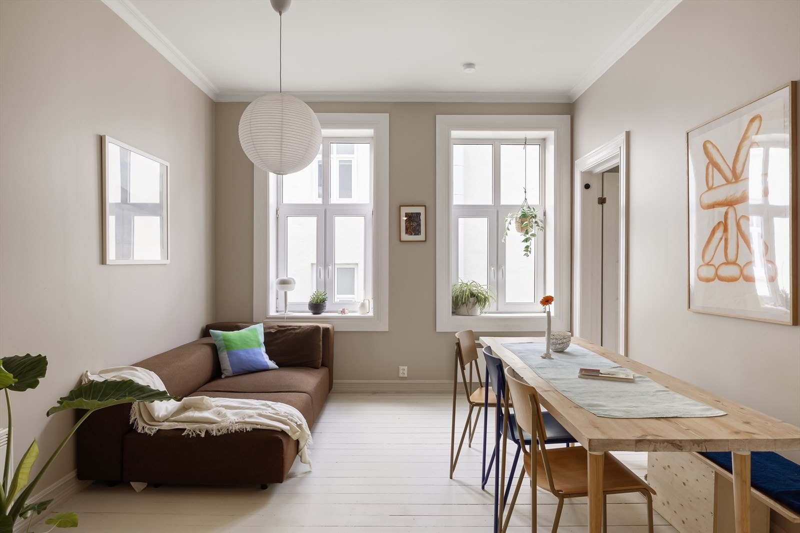 Vakker og romslig stue hvor det er god plass til sofa, stort spisebord og tv-møblement Galleribilde