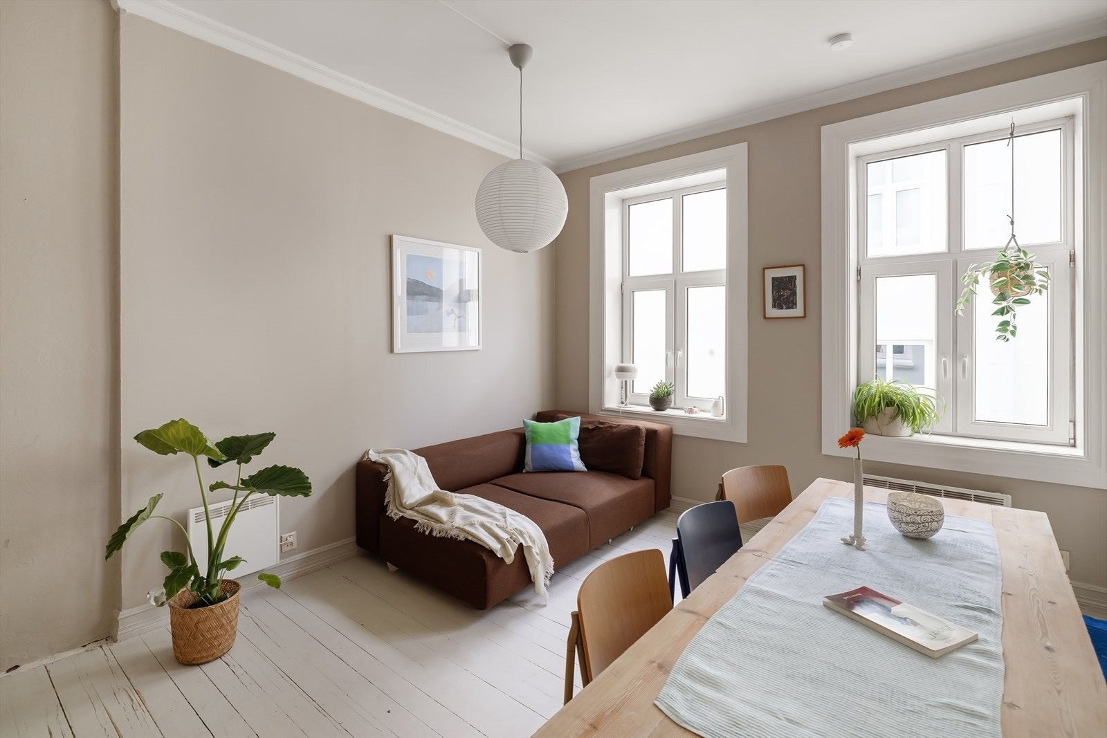 Det er en generøs takhøyde på 2,87 meter og store vinduer, som gir den luftige og gode romfølelsen Galleribilde