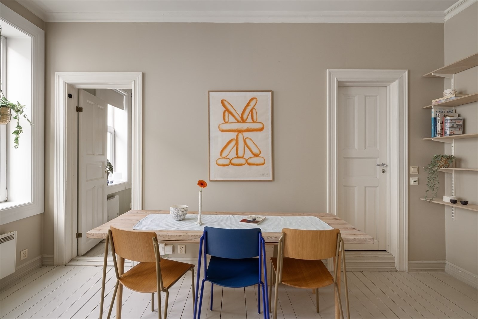 Det er god plass til stort spisebord - perfekt for å samle venner og familie til en hyggelig middag! Galleribilde