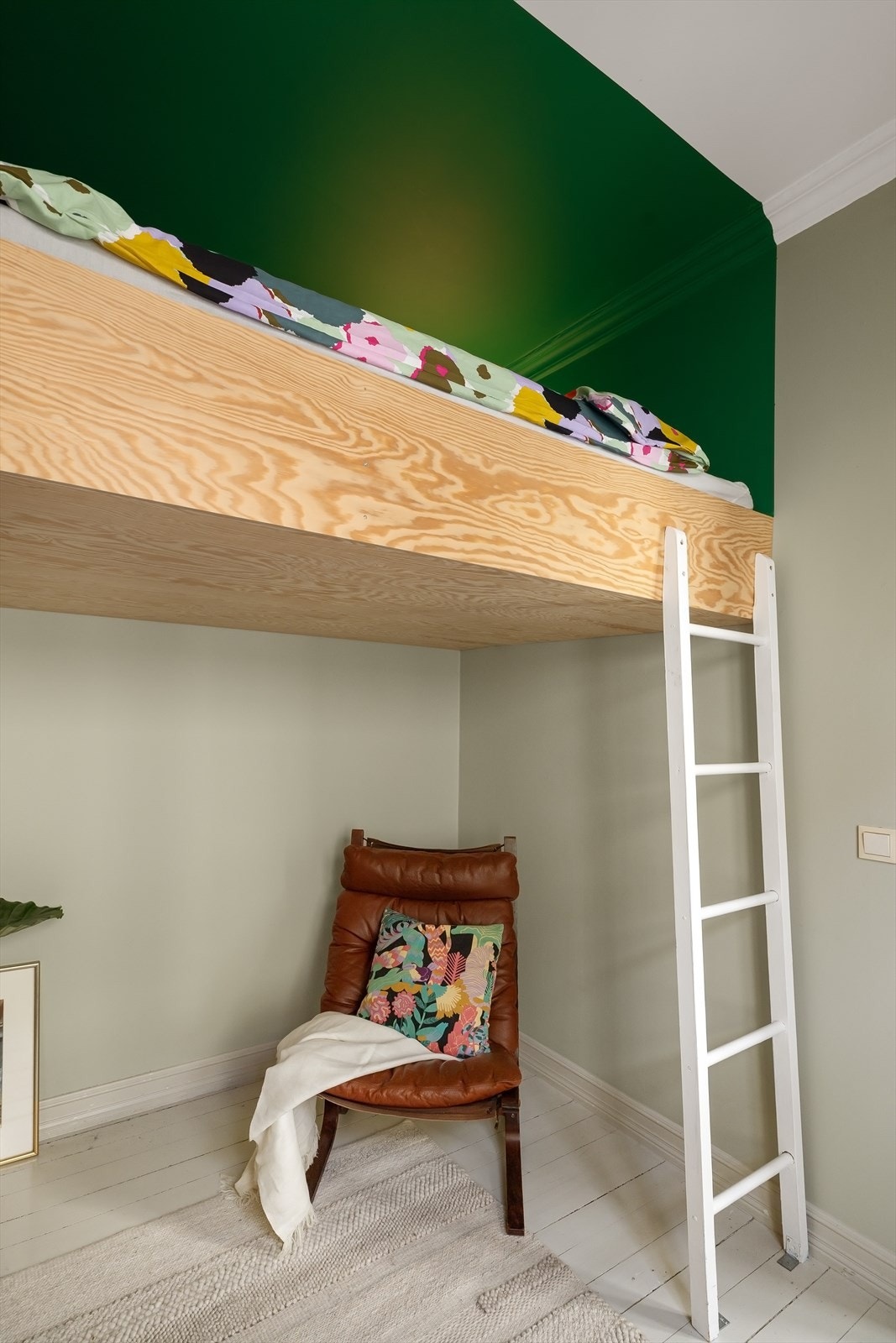 Hemsen har plass for dobbeltmadrass og oppbevaring Galleribilde