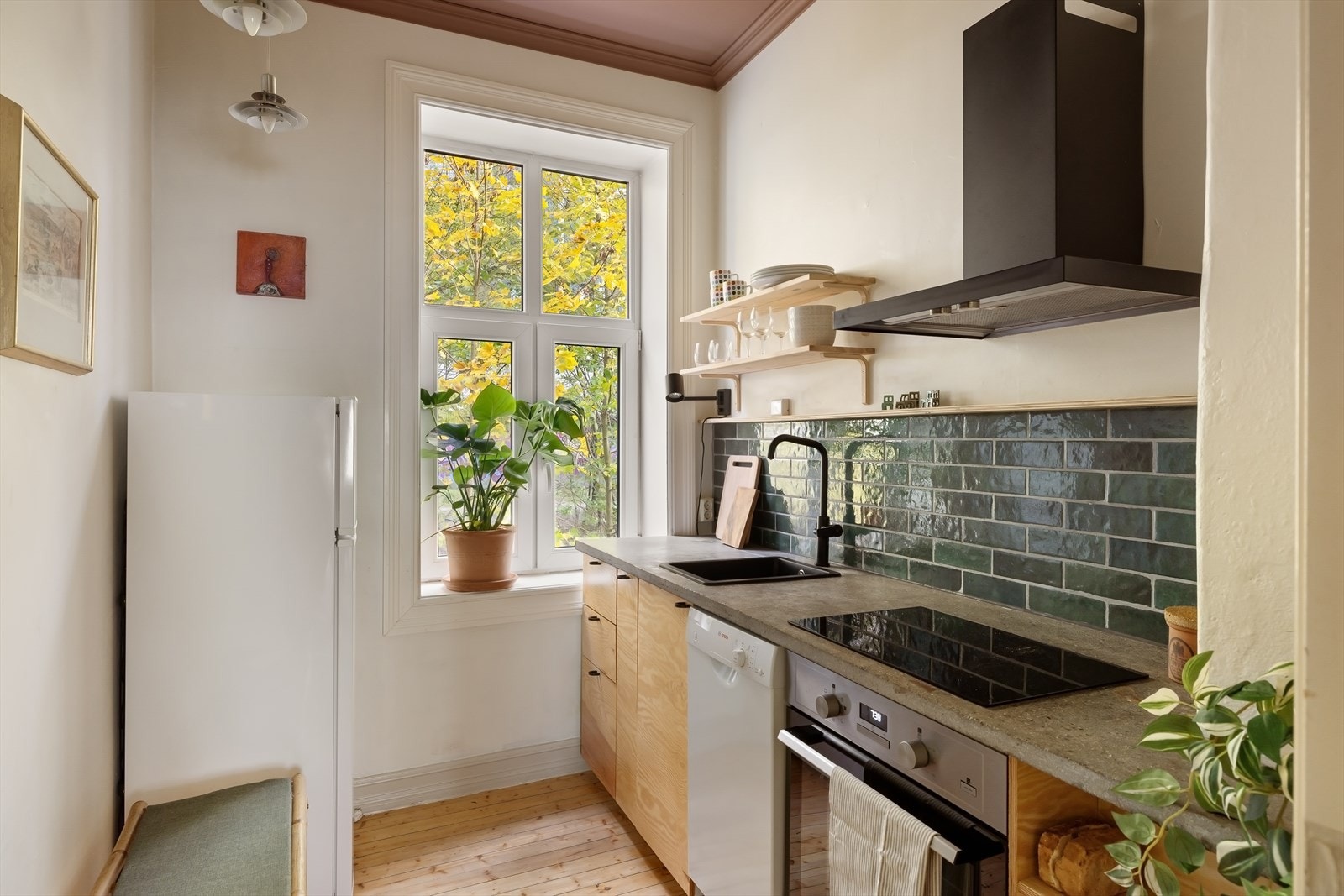 Hyggelig, separat kjøkkenrom med koselig utsyn mot bakgården og god spiseplass Galleribilde