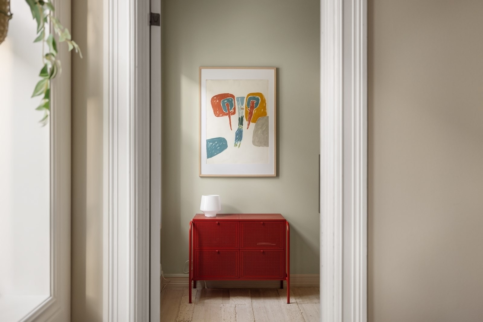 Soverommet er malt i en lun farge, med kontrastfarge på hemsen Galleribilde