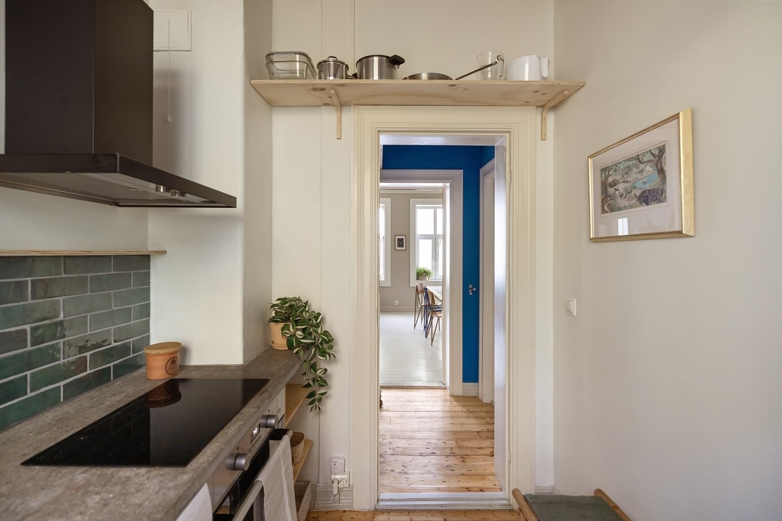 Det er god benkeplass for både matlagning og oppbevaring Galleribilde