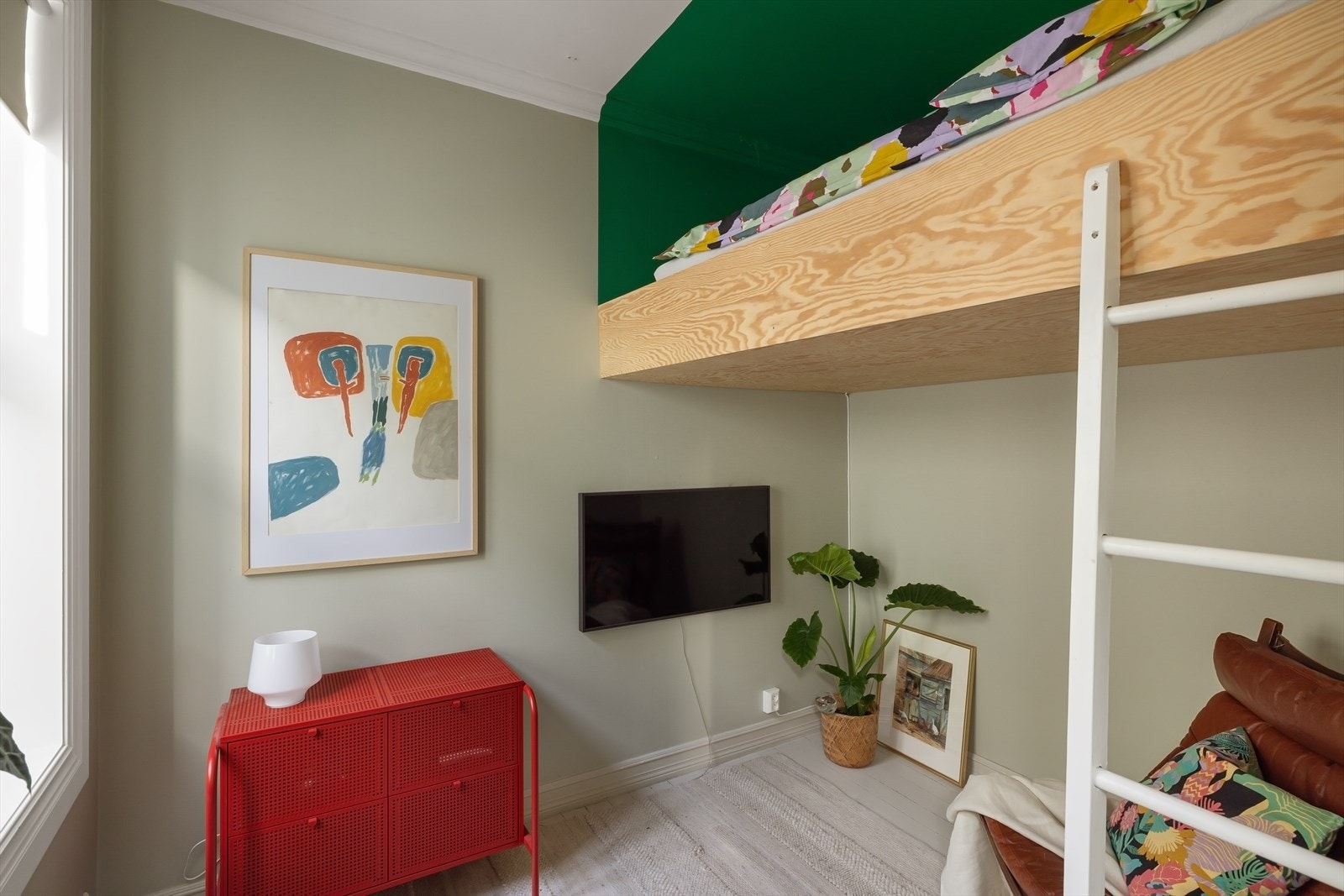 Soverommet er praktisk innredet med hems, som gir gode møbleringsmuligheter for skrivepult, garderobeskap eller seng Galleribilde