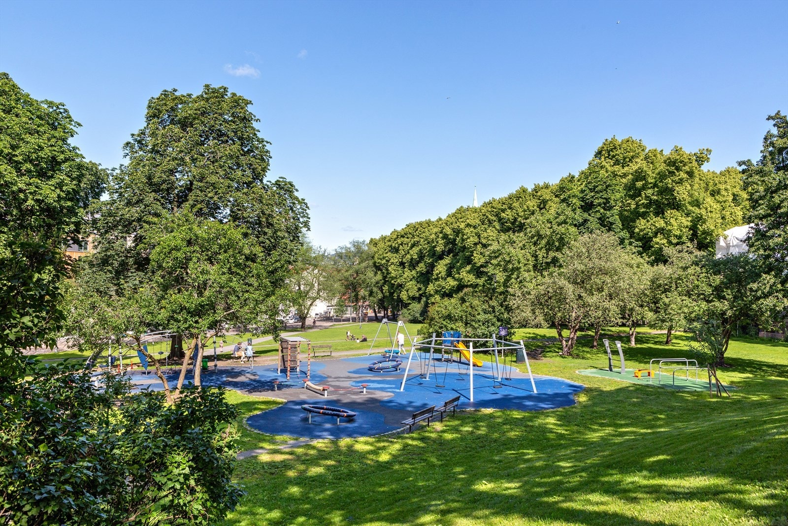 Flere fine parkområder i nærheten - Botsparken har hyggelig lekeplass og store grøntområder med mulighet for piknik og soling om sommeren. Galleribilde