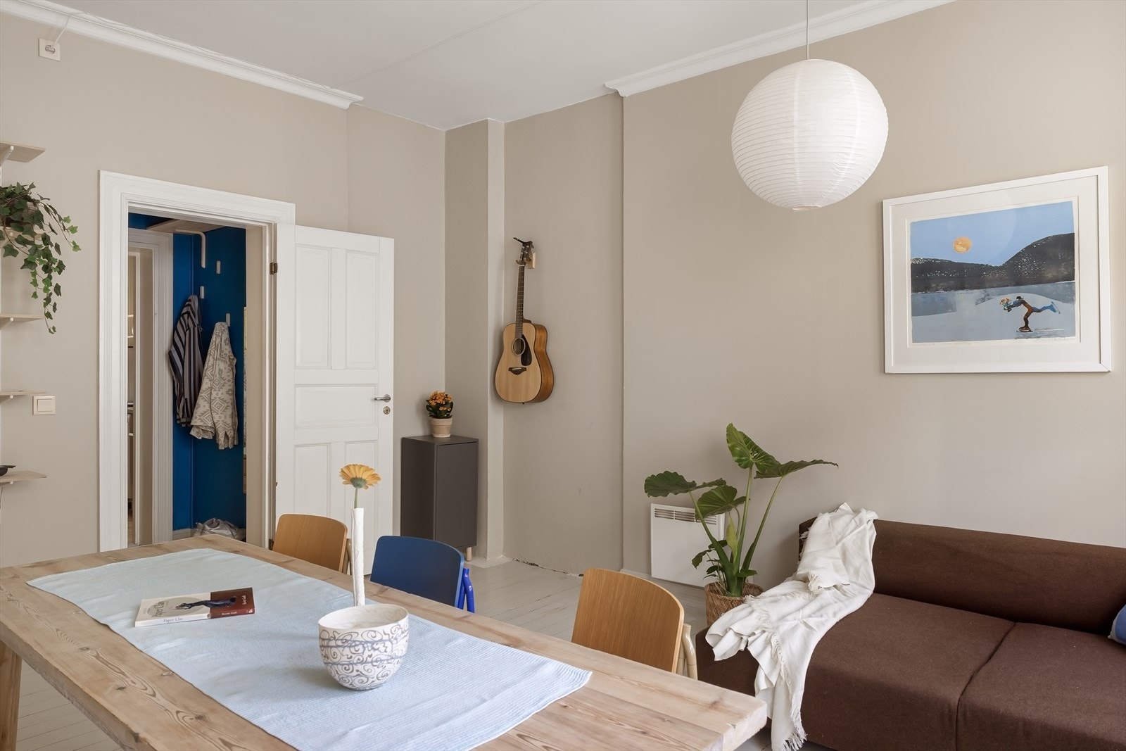 Hele leiligheten er malt i smakfulle fargevalg Galleribilde