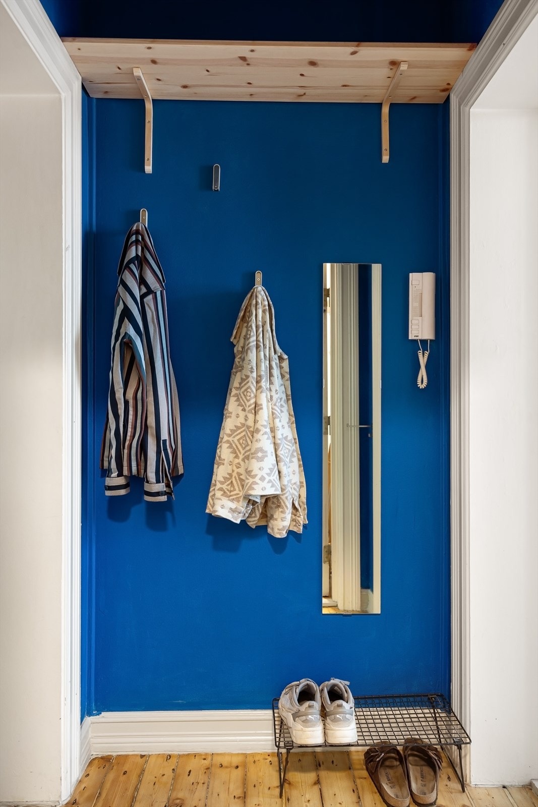 Entréen har plass for oppheng av jakker og oppstilling av sko Galleribilde
