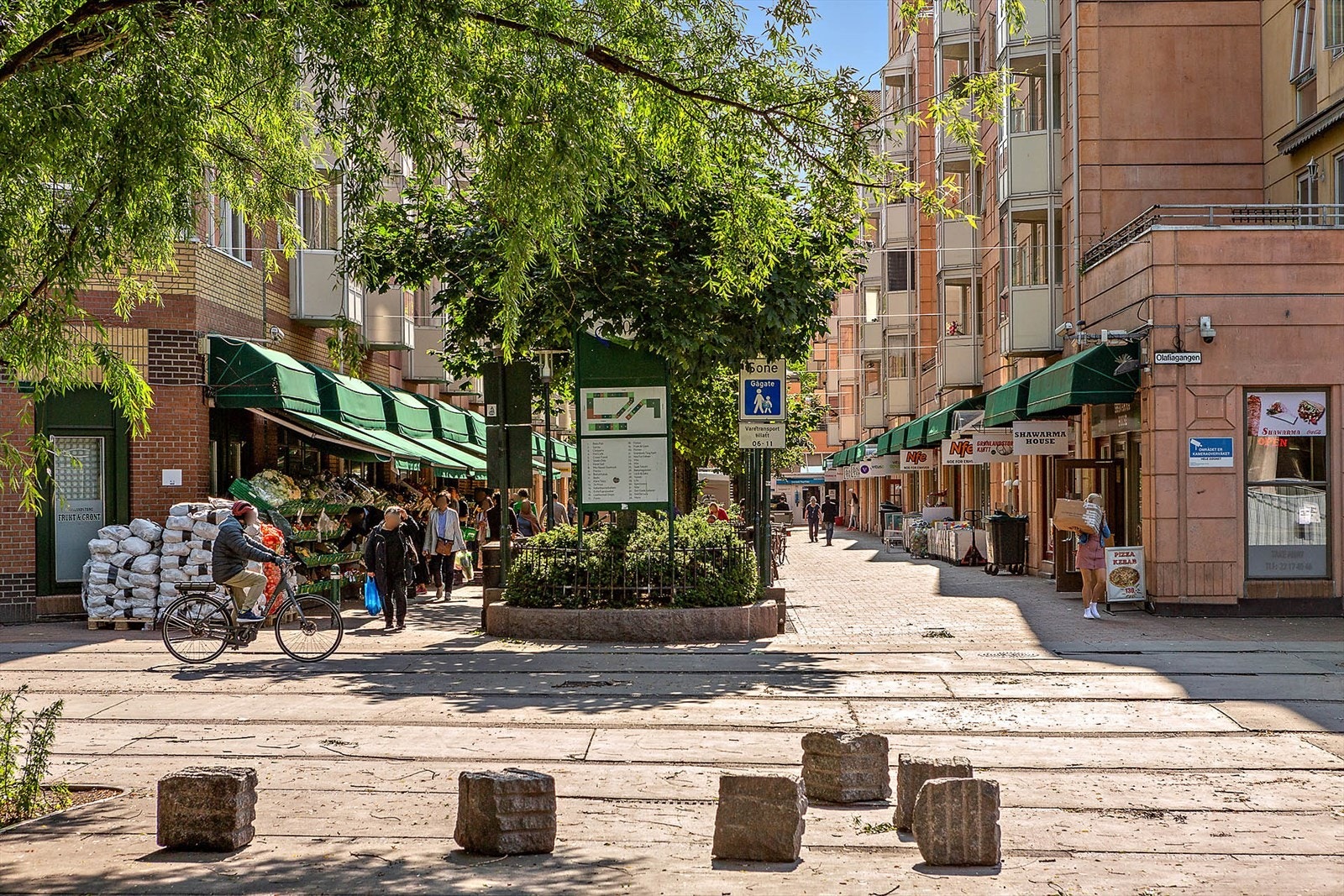 På Grønland torget som ligger ca. 8 min unna får du alt du trenger til hverdagen - både kollektivtransport, butikker og shopping Galleribilde