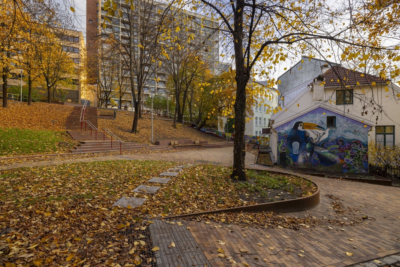 Rett ved siden av leiligheten er det en grønn lunge med sittebenker og lekeplass for de minste Galleribilde
