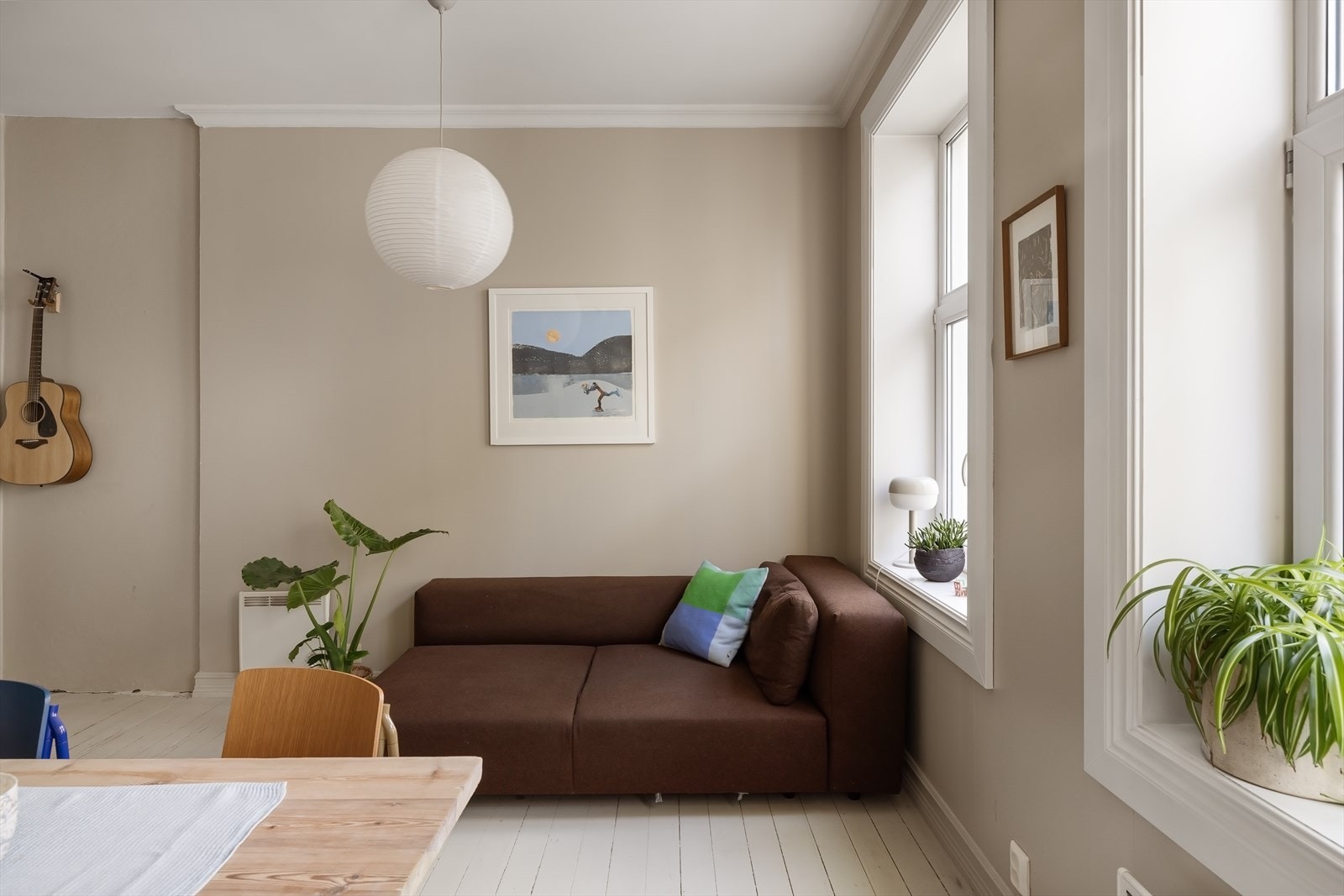 Boligen har sjarmerende tregulv og dype vindusposter Galleribilde