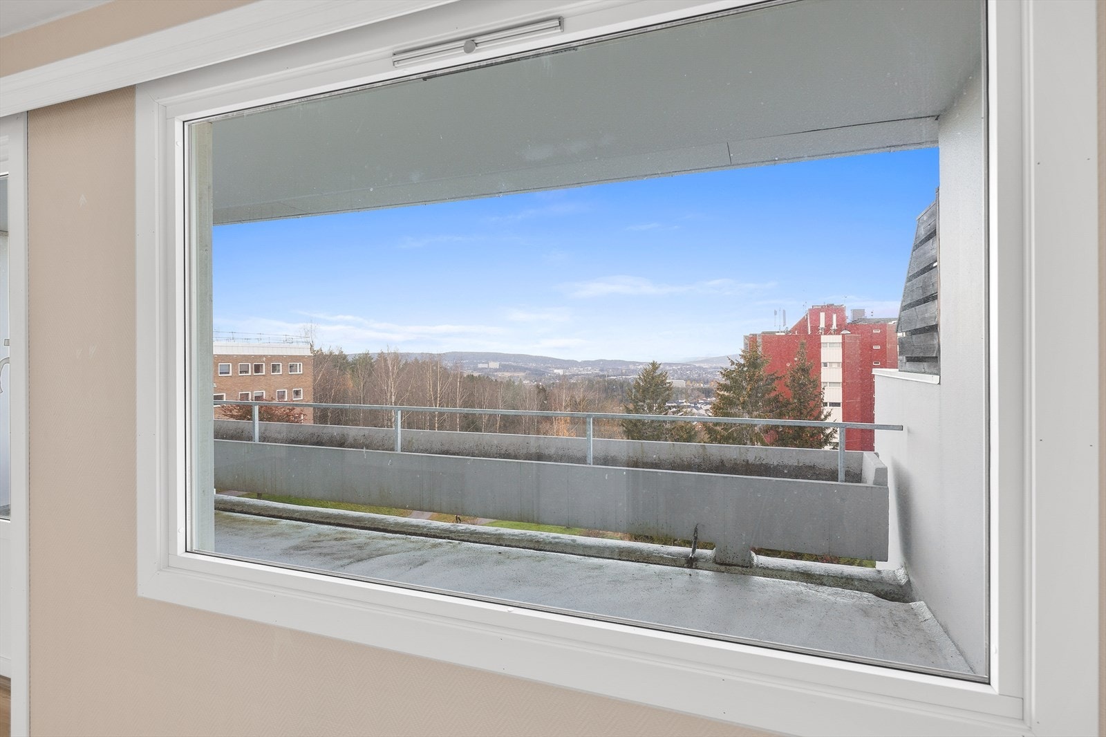 Fin utsikt fra vinduet ved kjøkkenet. Galleribilde