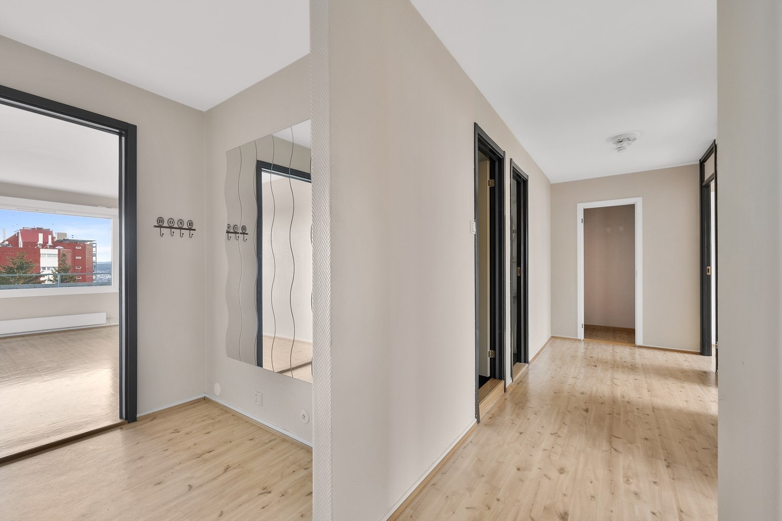 Gang/entré med god plass til garderobeløsning. Galleribilde