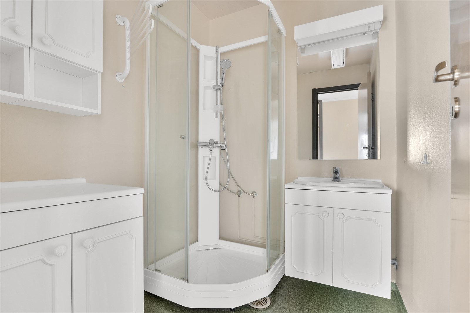 Baderom med behov for modernisering. Galleribilde