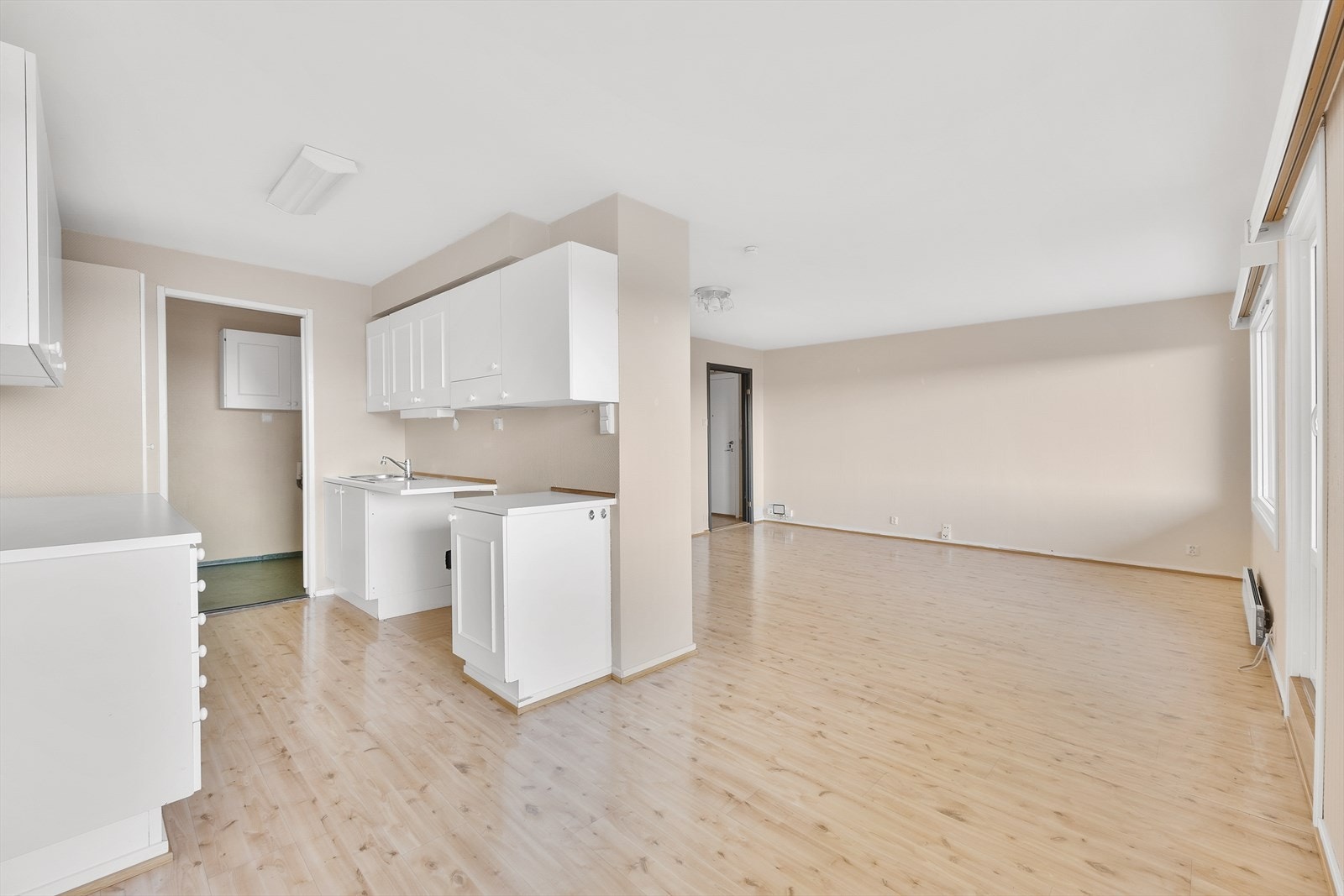 Kjøkkenet er delvis adskilt fra stuen. Galleribilde