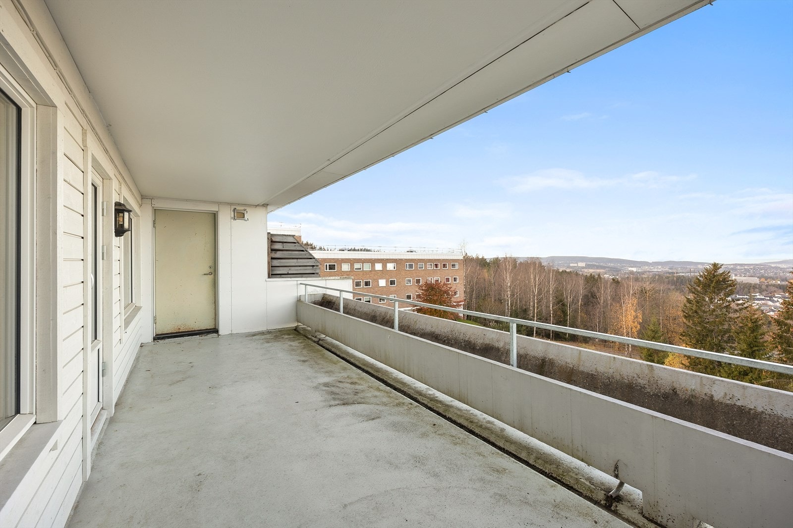 Velkommen til 4. etasje i Blystadringen 4B - romslig 4-roms med vestvendt terrasse og flott utsikt! Galleribilde