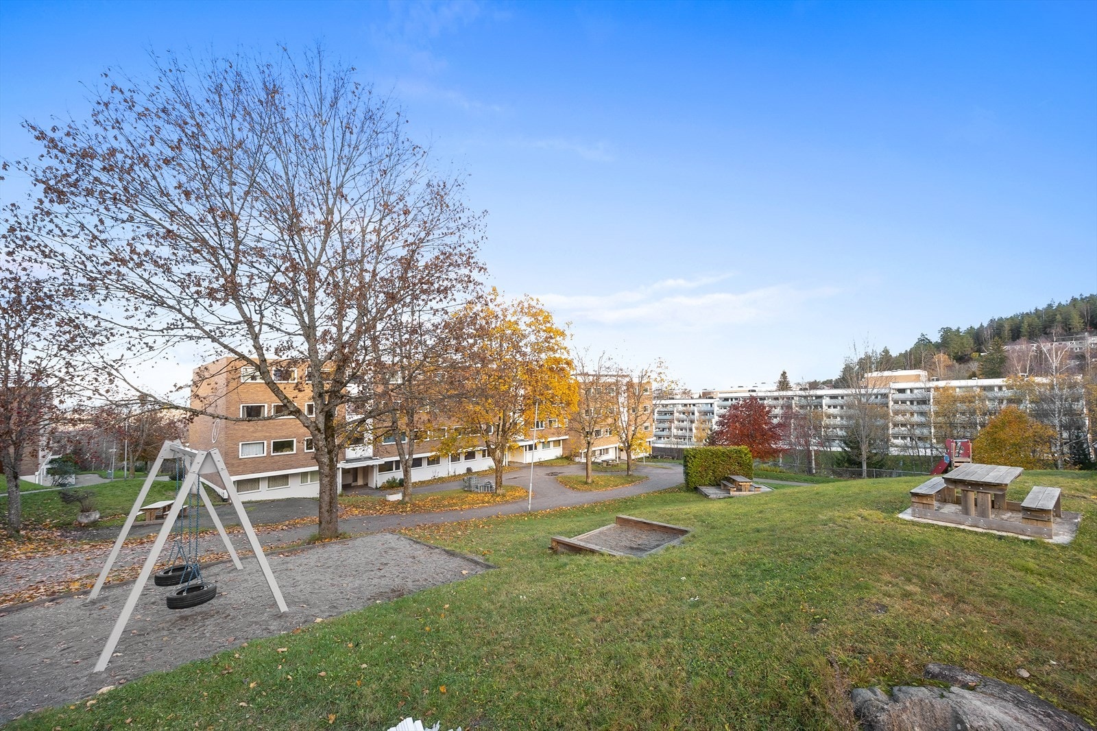 Frodige og velstelte fellesarealer med lekeplasser og sittegrupper til glede for beboerne. Galleribilde