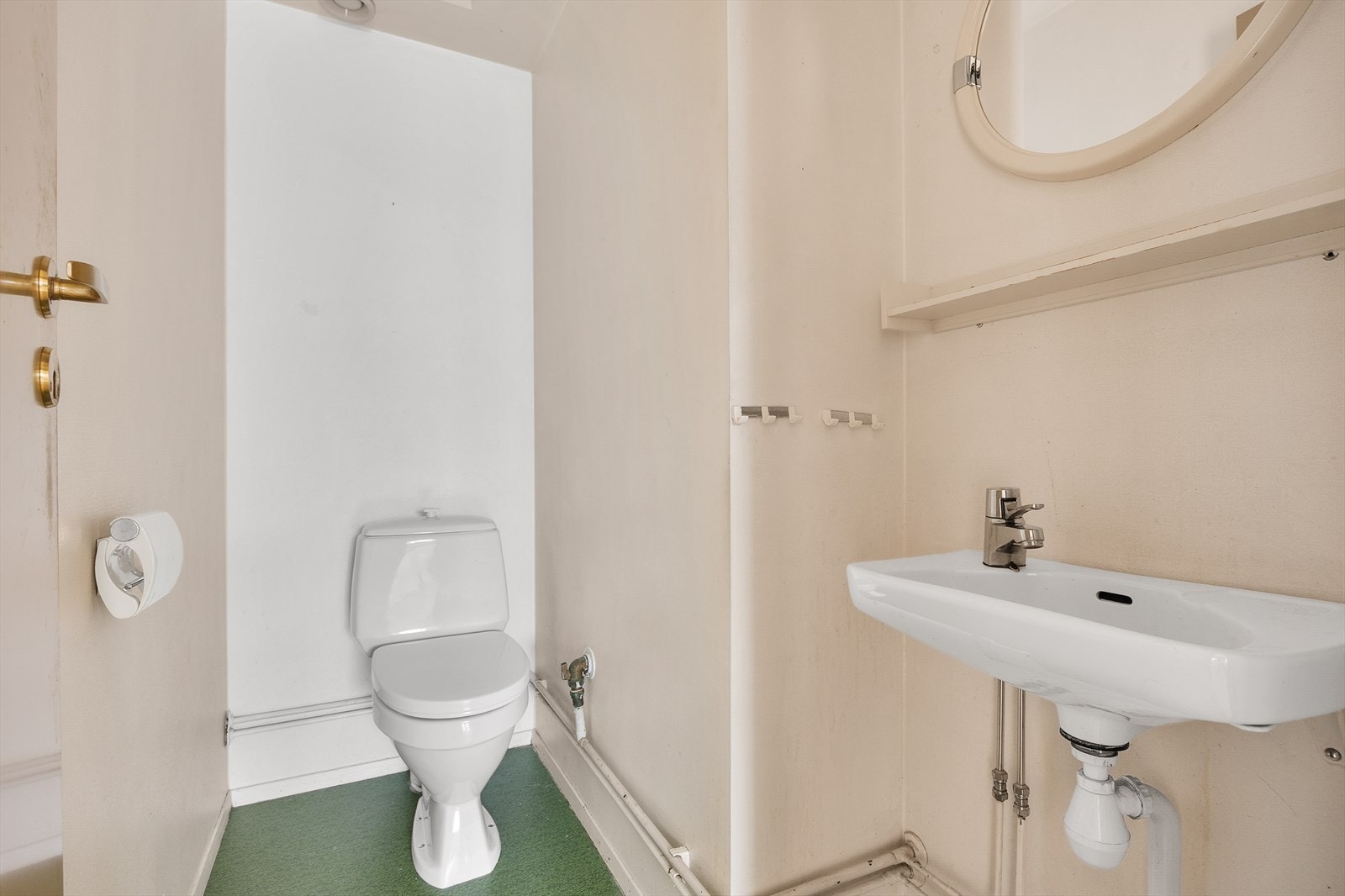 Separat toalettrom med moderniseringsbehov. Galleribilde