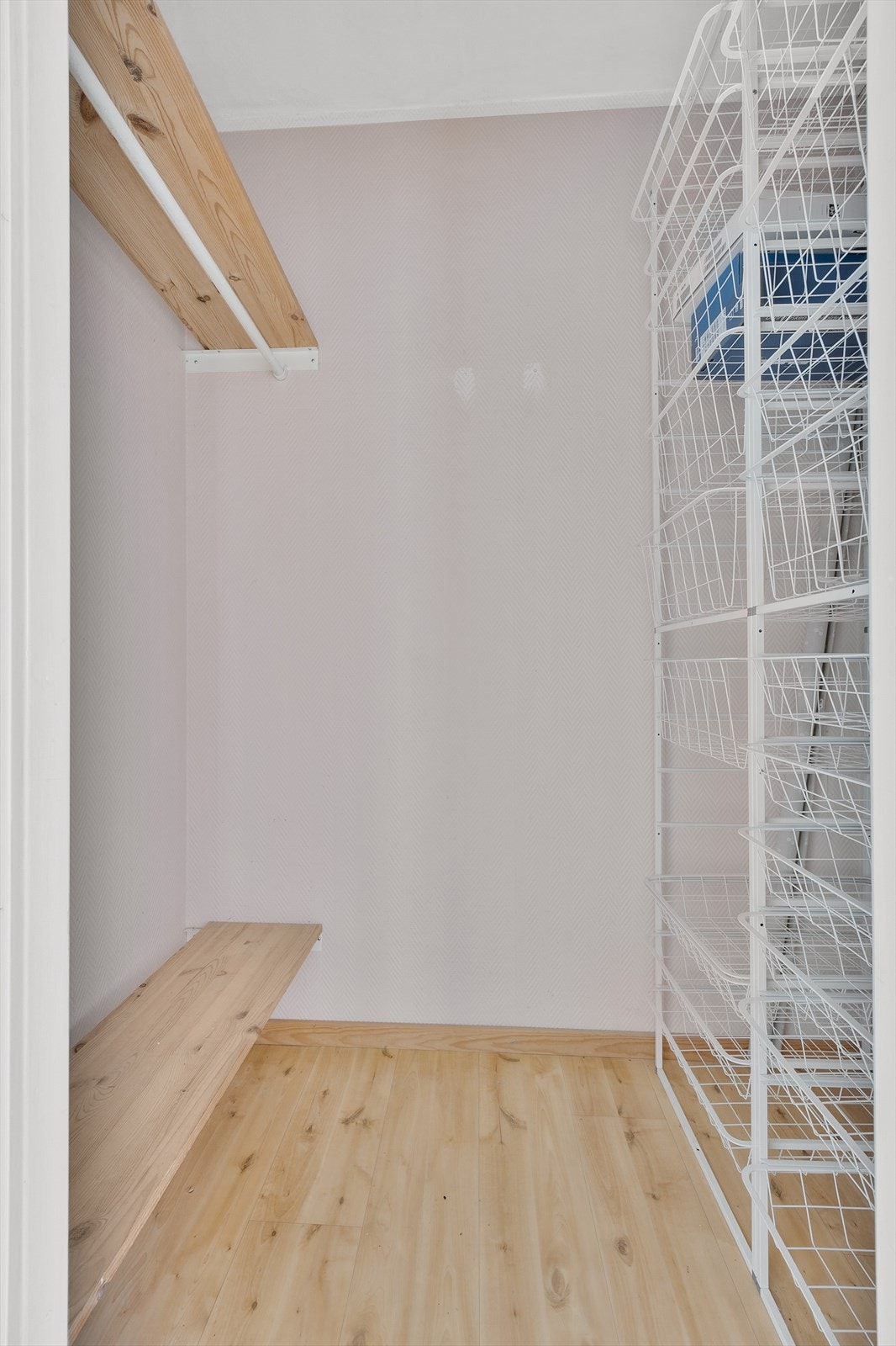 Praktisk innvendig bod. I tillegg er det bodareal med tilkomst fra balkongen. Galleribilde