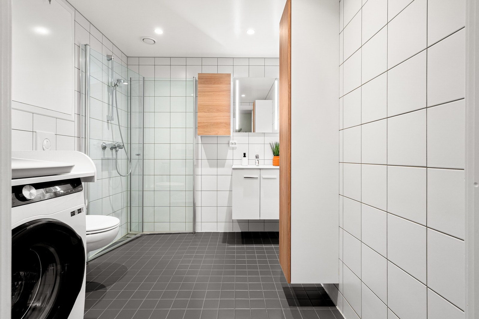 Lekkert bad med god plass til vaskemaskin. Galleribilde