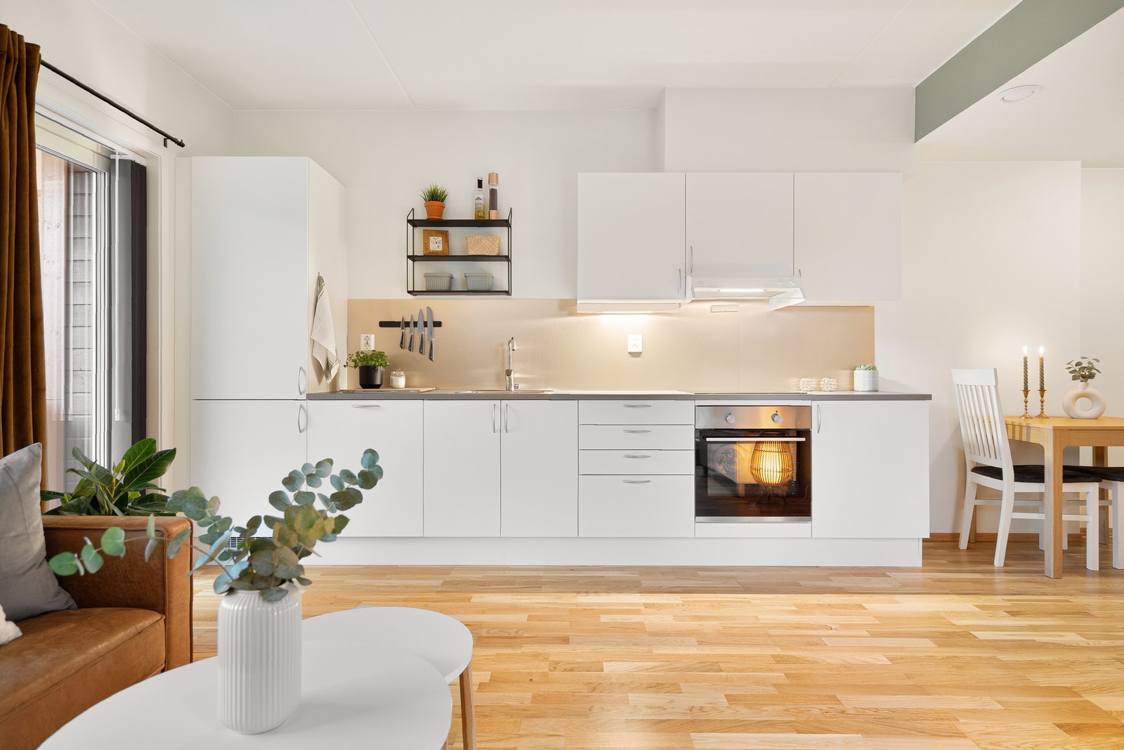 Lyst og pent kjøkken med mye skap-og benkeplass. Galleribilde