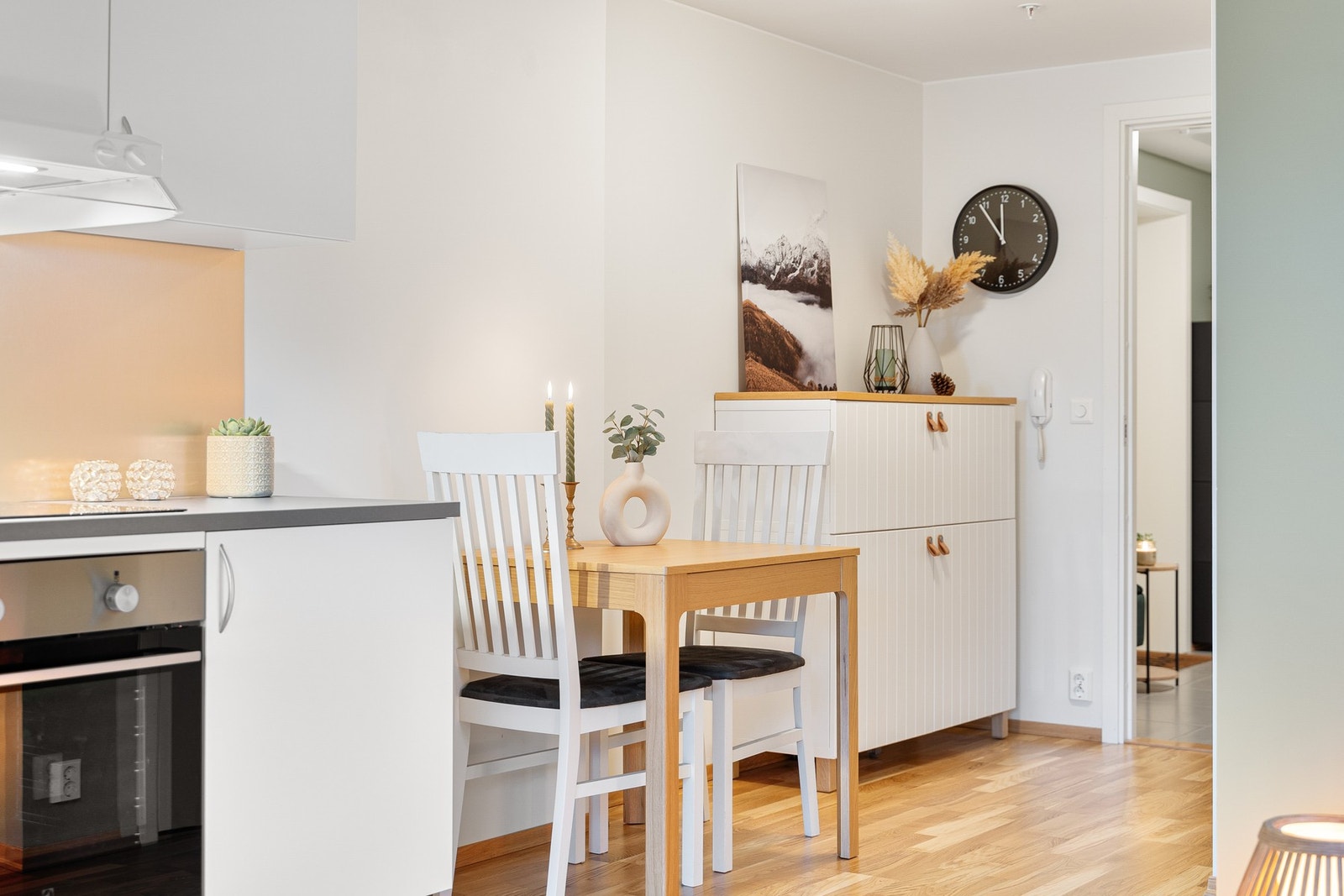 Leiligheten har felleskostnader som bl.a inkl. fjernvarme, parkering, kommunale avgifter, kabel-tv og internett. Galleribilde