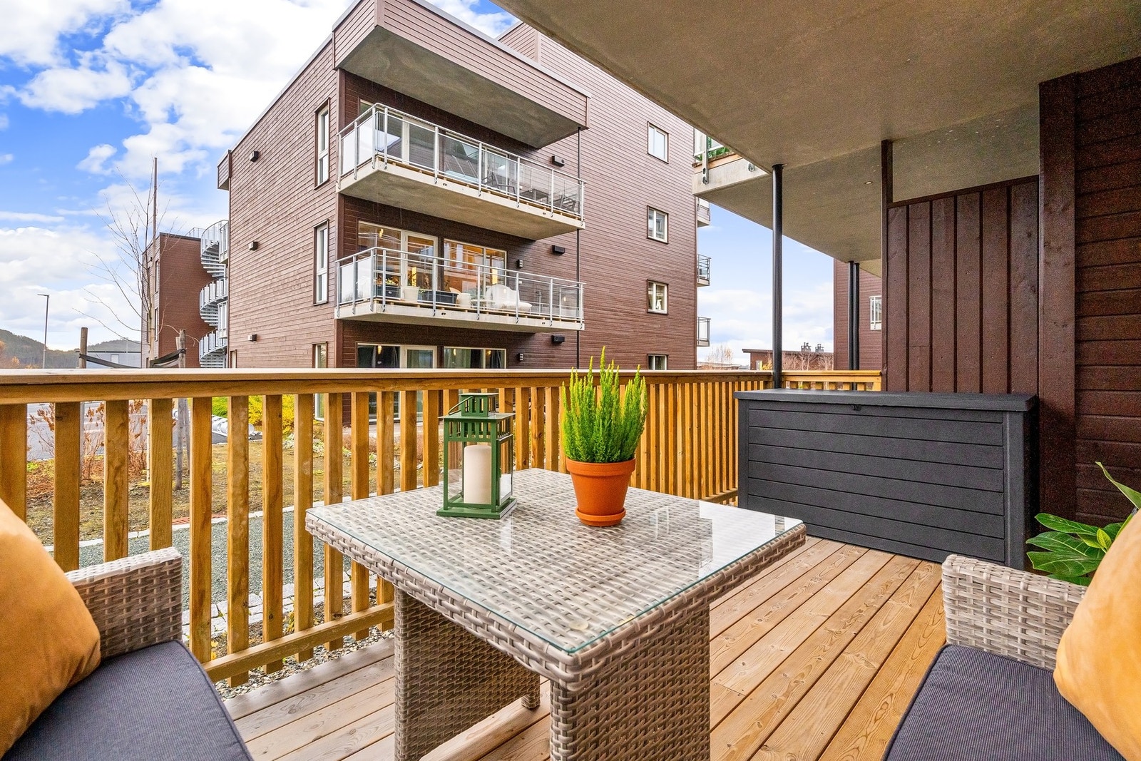 Det er god plass til utemøbler på terrassen. Galleribilde