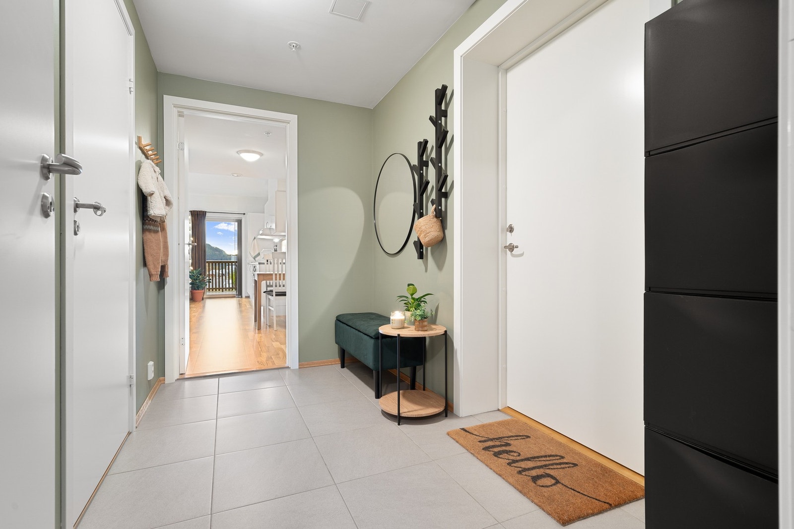 Innbydende og flislagt entré med god plass til oppheng av klær. Galleribilde
