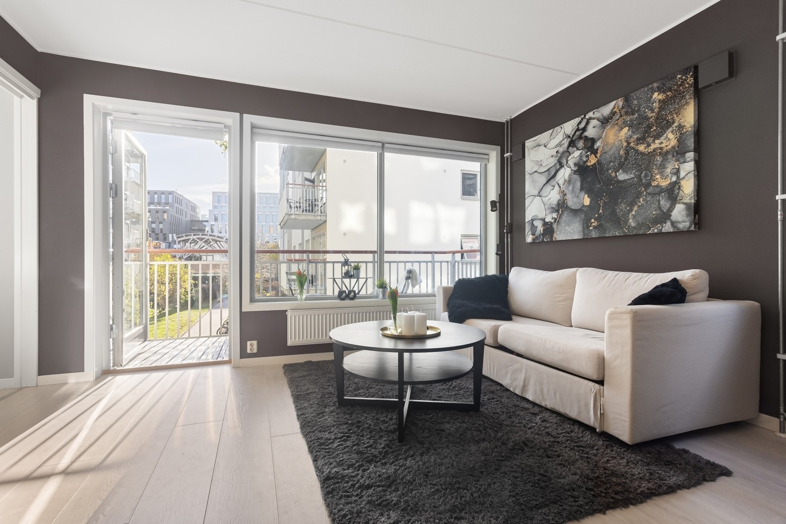 Store vindusflater sørger for rikelig med naturlig lysinnslipp. Galleribilde