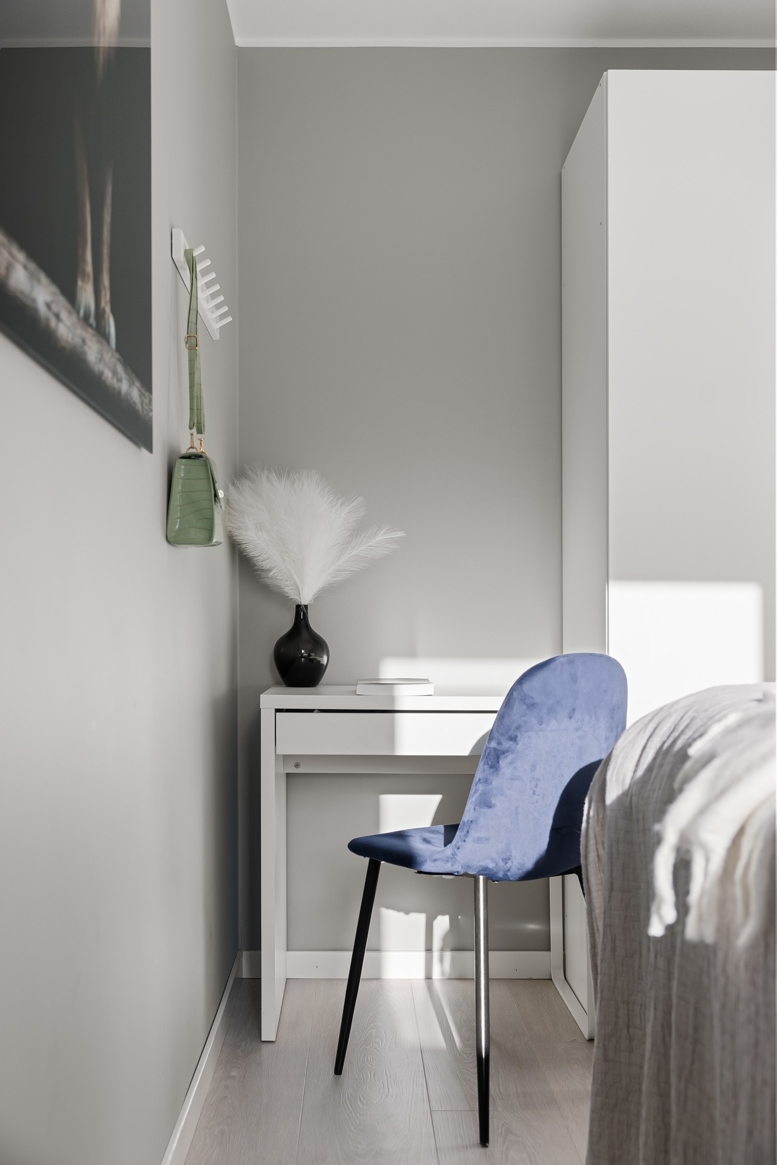 Smart innredet med både garderobeskap og kontorpult. Galleribilde