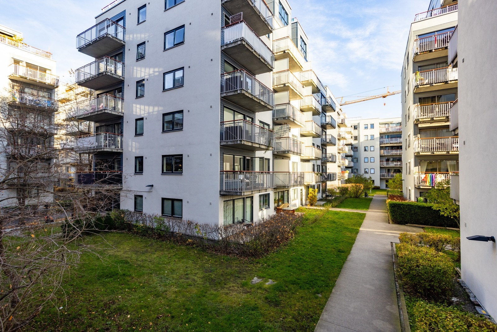 Avlukket bakgård. Galleribilde