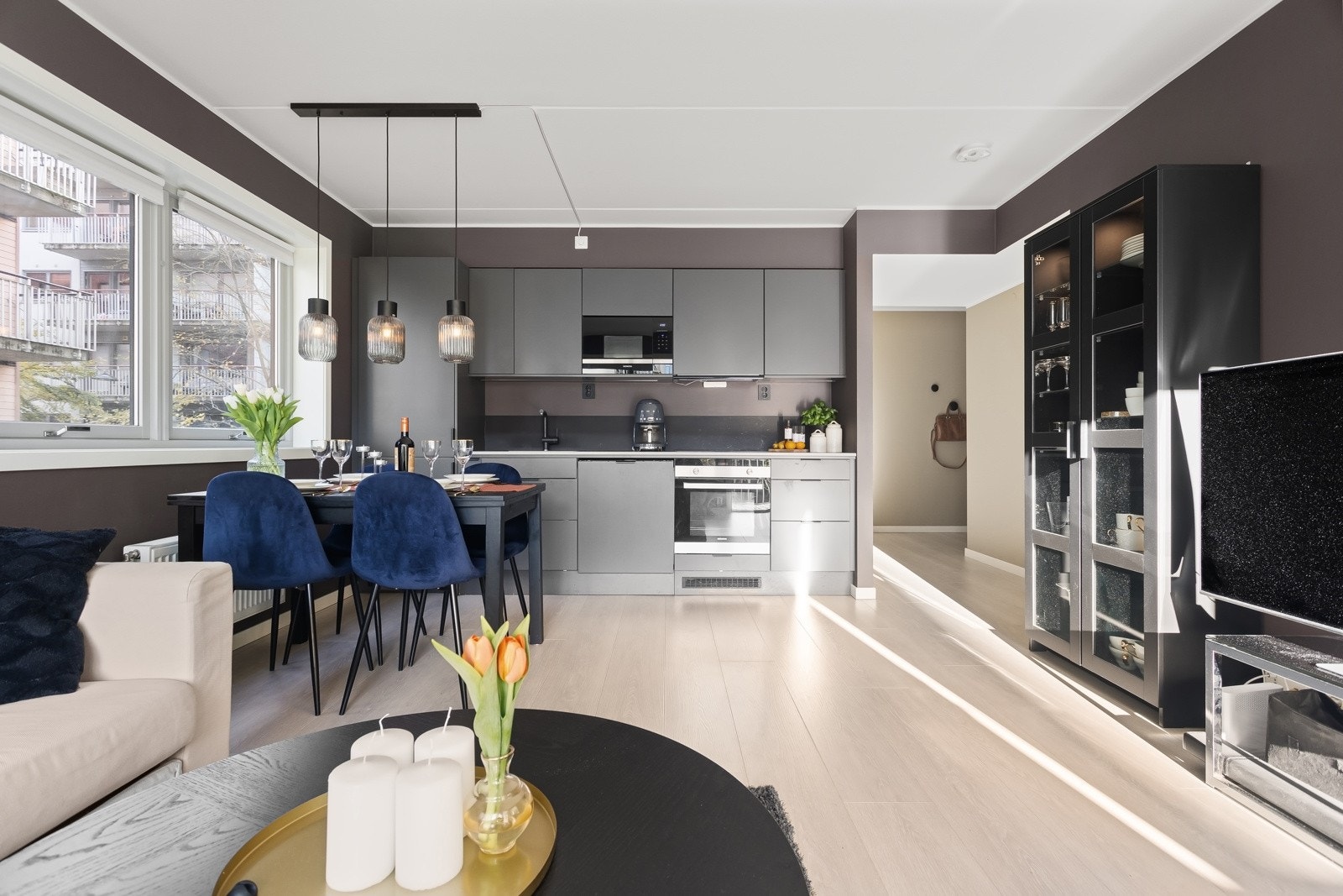 Ny kjøkkeninnredning (Epoq) fra 2020 med integrerte hvitevarer. Galleribilde