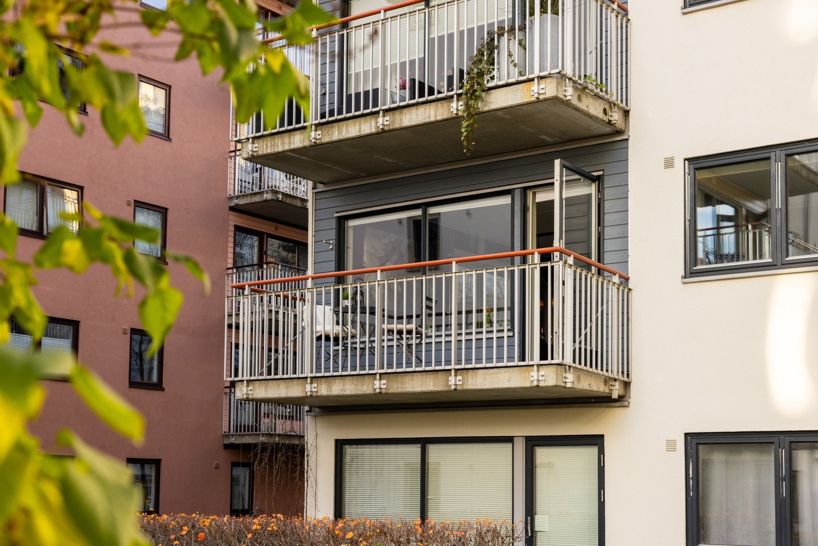 Boligen ligger vendt inn mot avlukket bakgård. Galleribilde