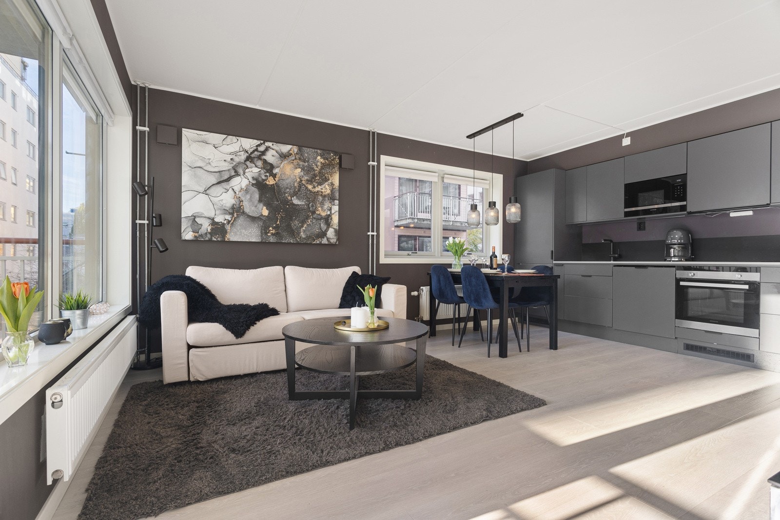 Åpen løsning mellom stue og kjøkken legger godt til rette for hyggelige, sosiale sammenkomster. Galleribilde