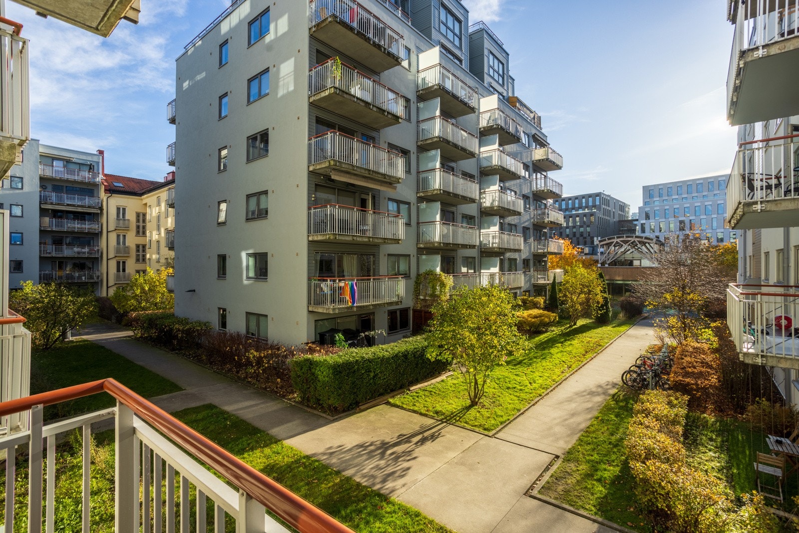 Hyggelig utsyn over bakgården. Galleribilde