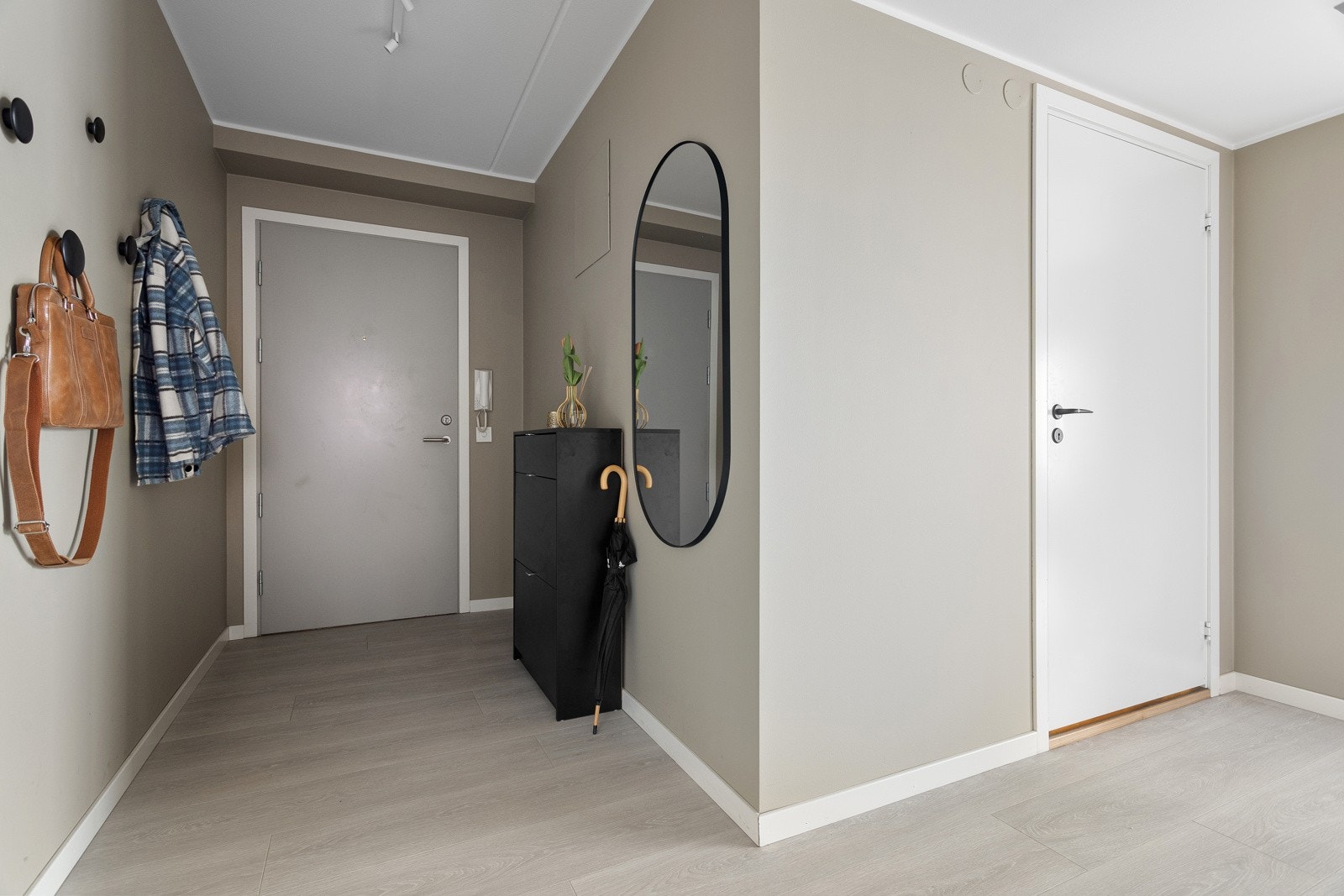Delikat entré som gir et godt førsteinntrykk når du kommer inn i boligen. Galleribilde