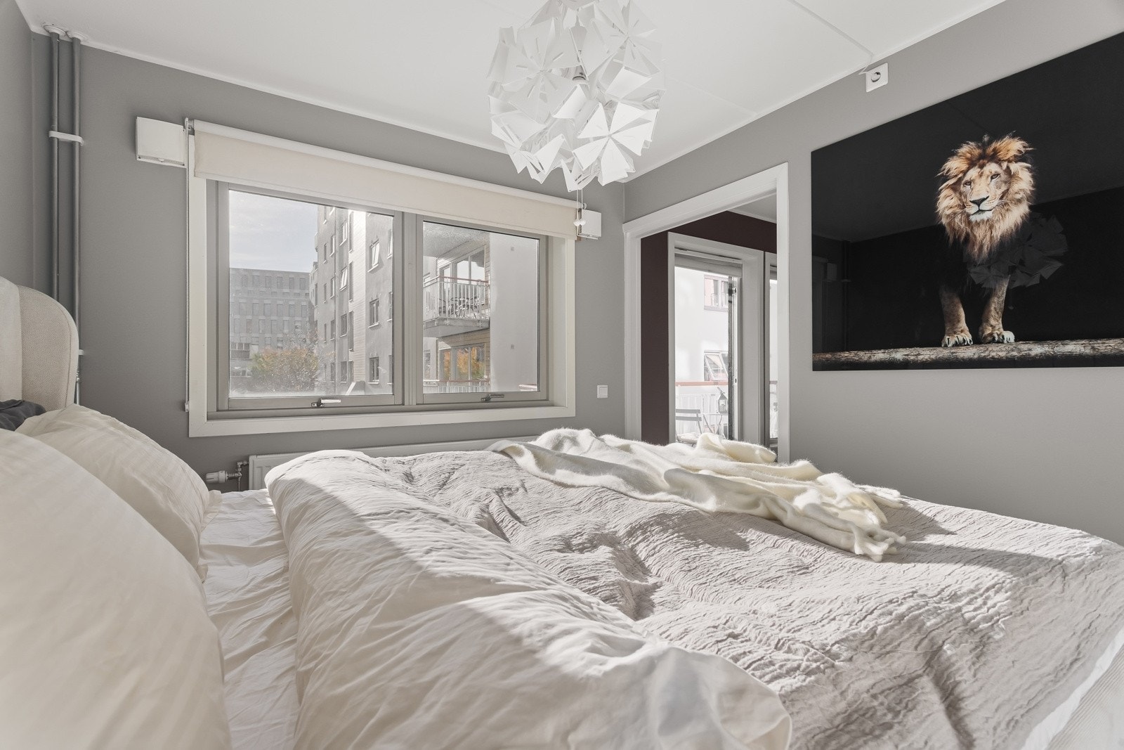 Her finner du enkelt roen, med soverom vendt mot avluket bakgård. Galleribilde