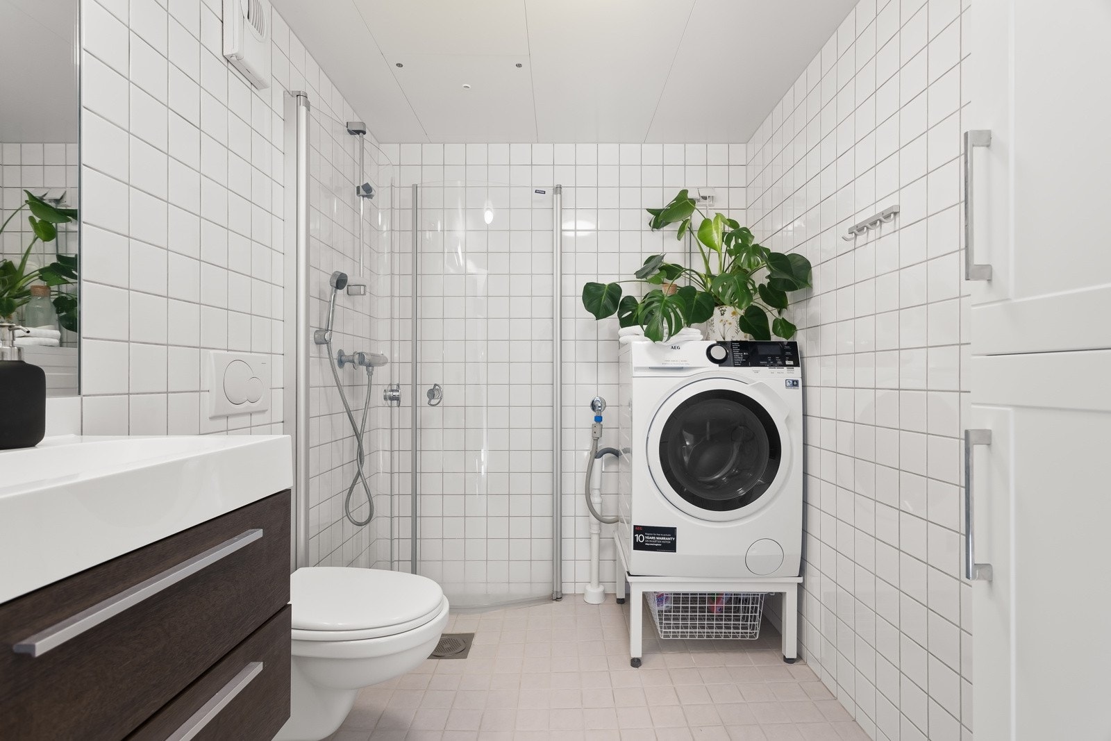 Godt med skapplass både i servantskap og skap til høyre i bildet. Galleribilde