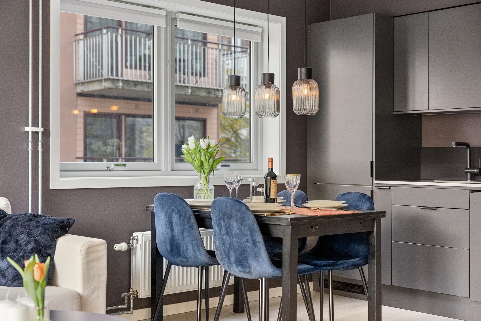 Naturlig plaass til spisebord mellom stue og kjøkken. Galleribilde