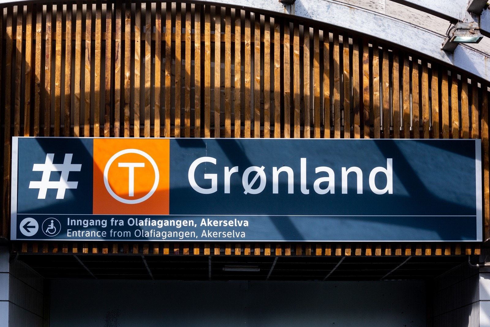 Nærområdet - På Grønløand Torg ligger Grønlands T-banestasjon, hvor alle 5 linjene passerer. Galleribilde